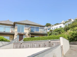 Downderry budget beachside apartment