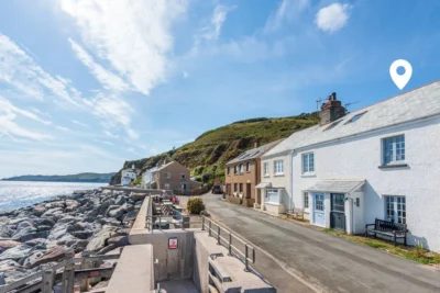 Beesands seafront cottage sleeps 4